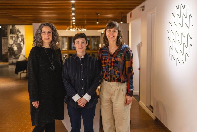 Mélanie Girard, directrice générale du Musée du Bas-Saint-Laurent, Camille Paradis, propriétaire et directrice artistique de la Galerie Champagne & Paradis et l'artiste Chloé-Giroux-Bertrand. 