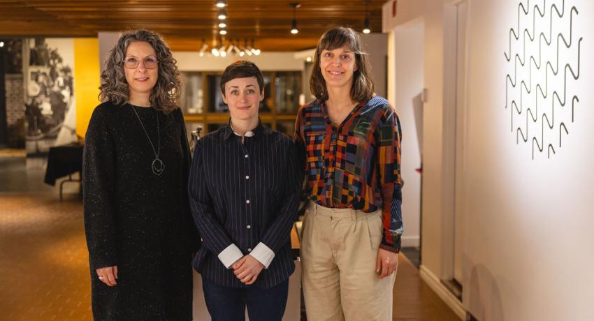 Mélanie Girard, directrice générale du Musée du Bas-Saint-Laurent, Camille Paradis, propriétaire et directrice artistique de la Galerie Champagne & Paradis et l'artiste Chloé-Giroux-Bertrand. 