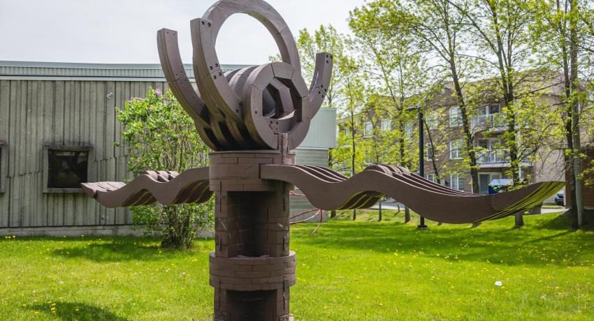 Totem aîlé, sculpture de Robert Roussil. 
